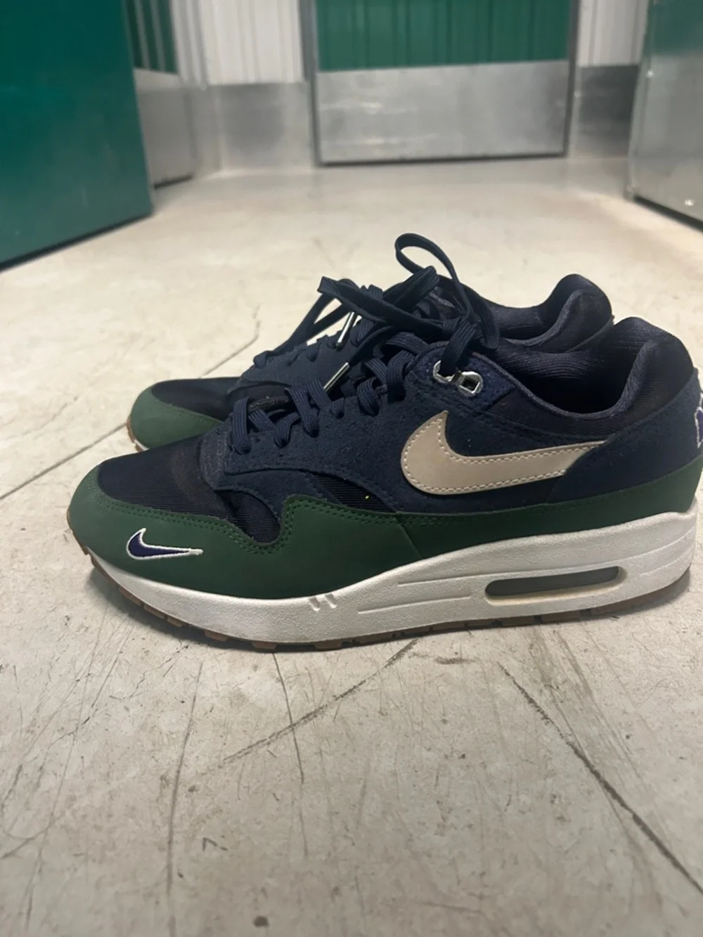 Nike Men’s Navy and Green Casual Sneakers - Picture 3 of 7
